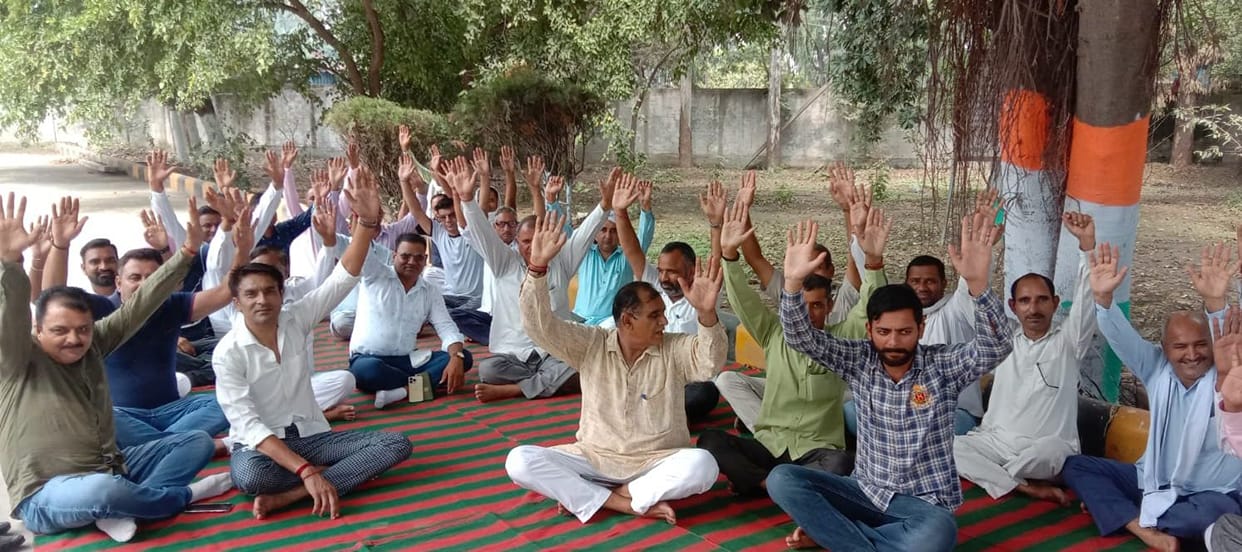 Arhtiyas staged a sit-in protest at the Market Committee office