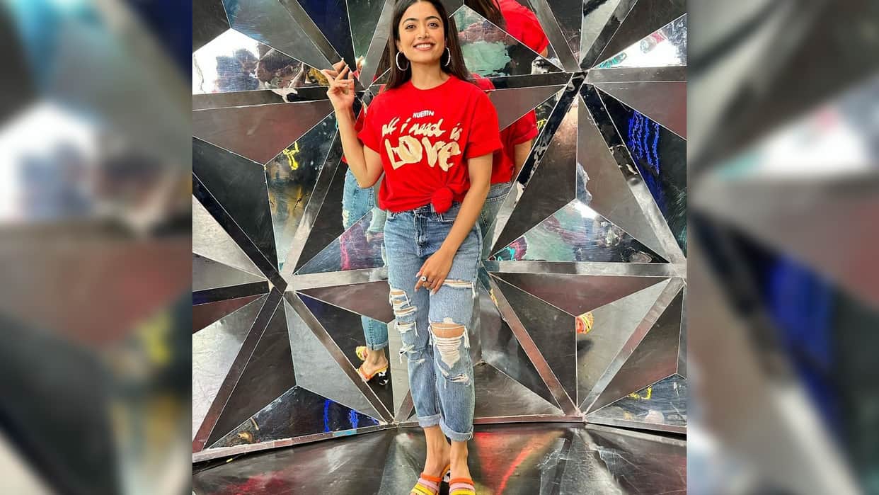 how to style t shirt with ripped jeans like b town actress