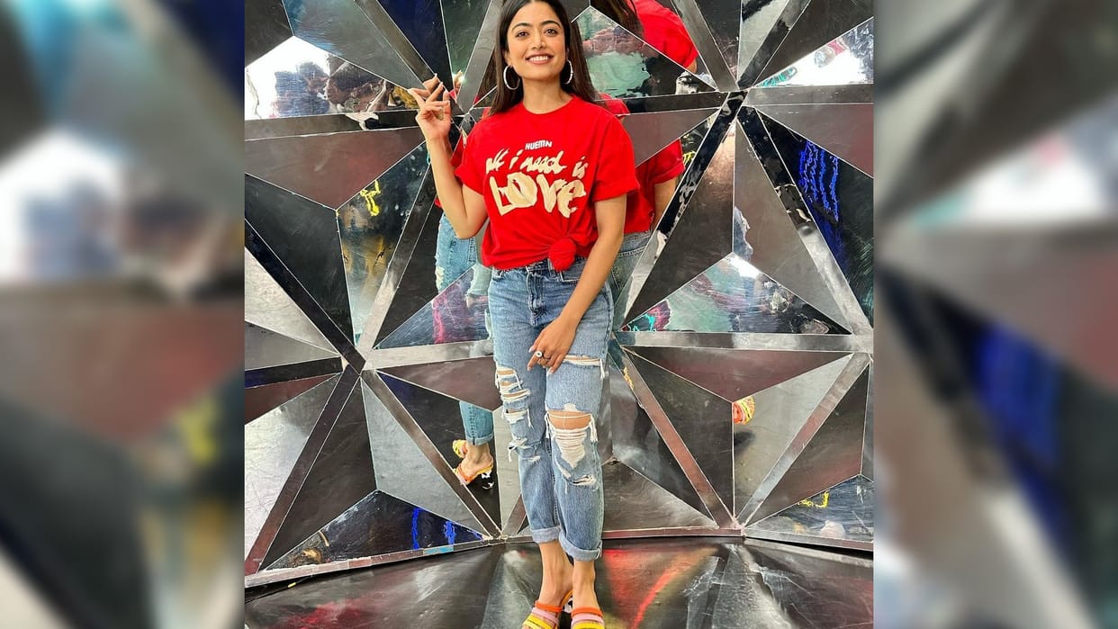 how to style t shirt with ripped jeans like b town actress