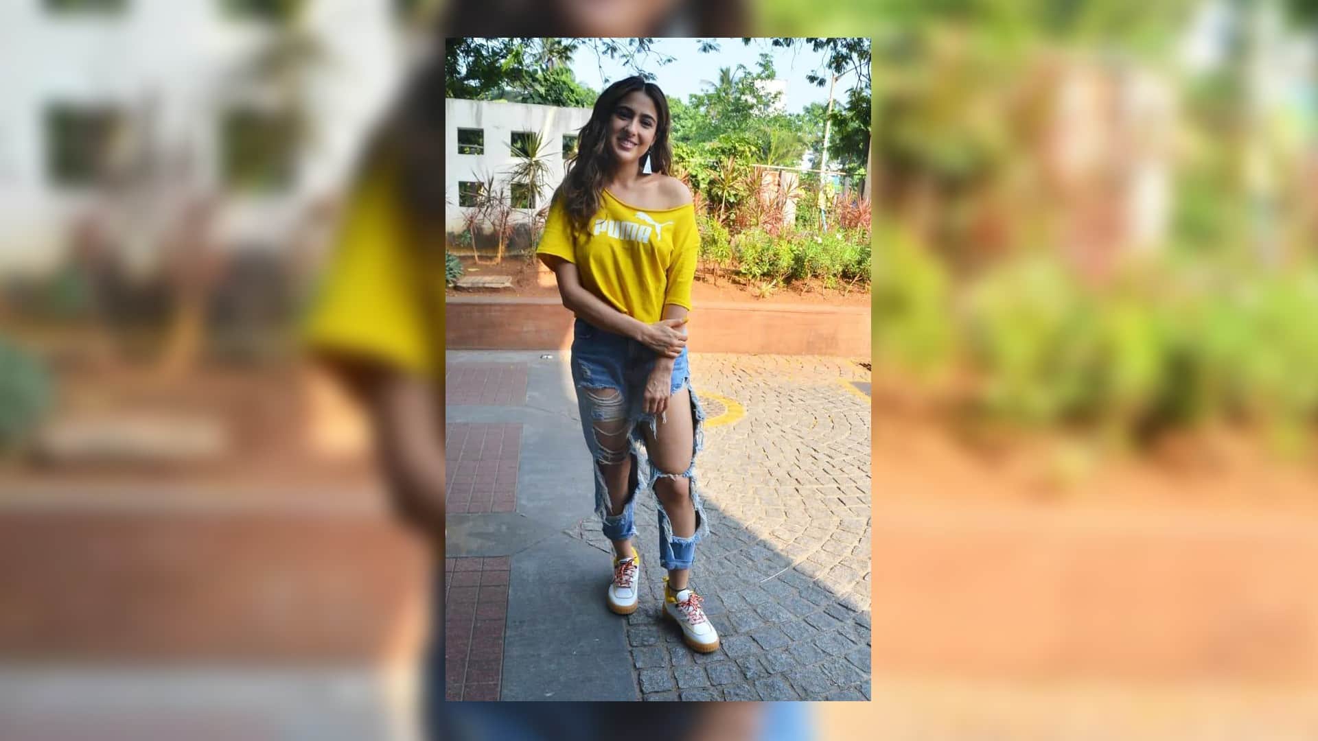 how to style t shirt with ripped jeans like b town actress