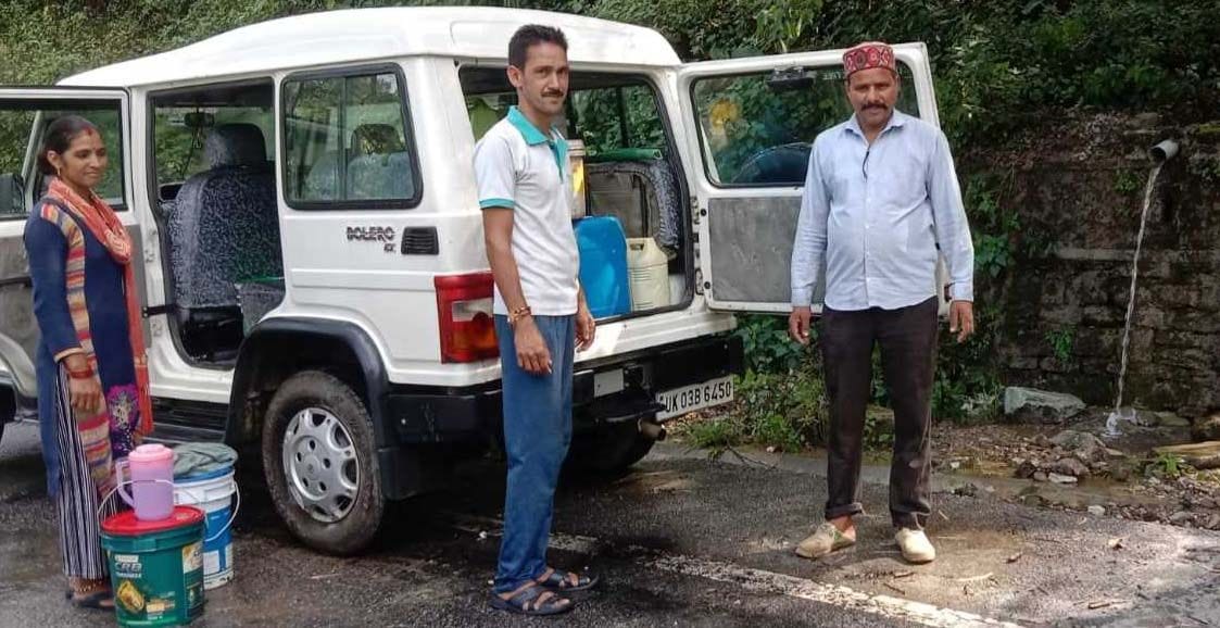 The water being carried by the jeep, the night is being cut in the dark somewhere