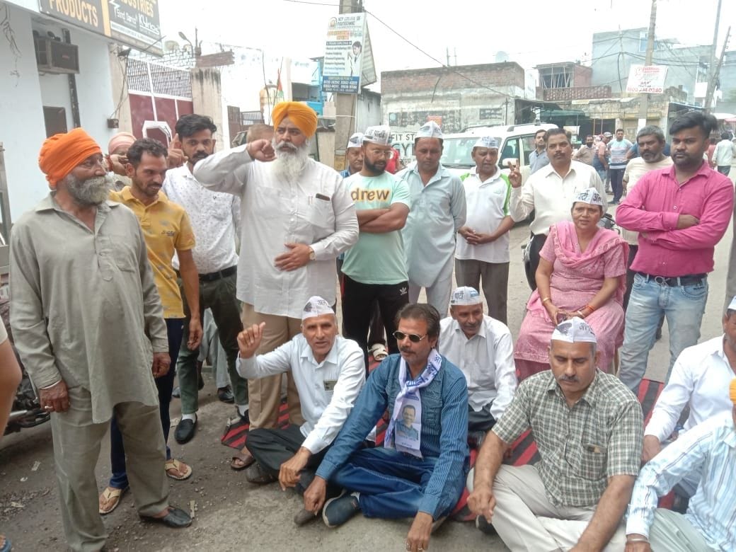 Shopkeepers jammed the broken road, officials did not come even after calling