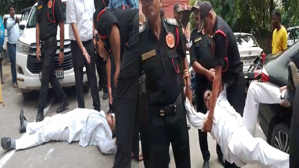 MEERUT: Councilors lying in front of Municipal Commissioners car after pushing away for protesting
