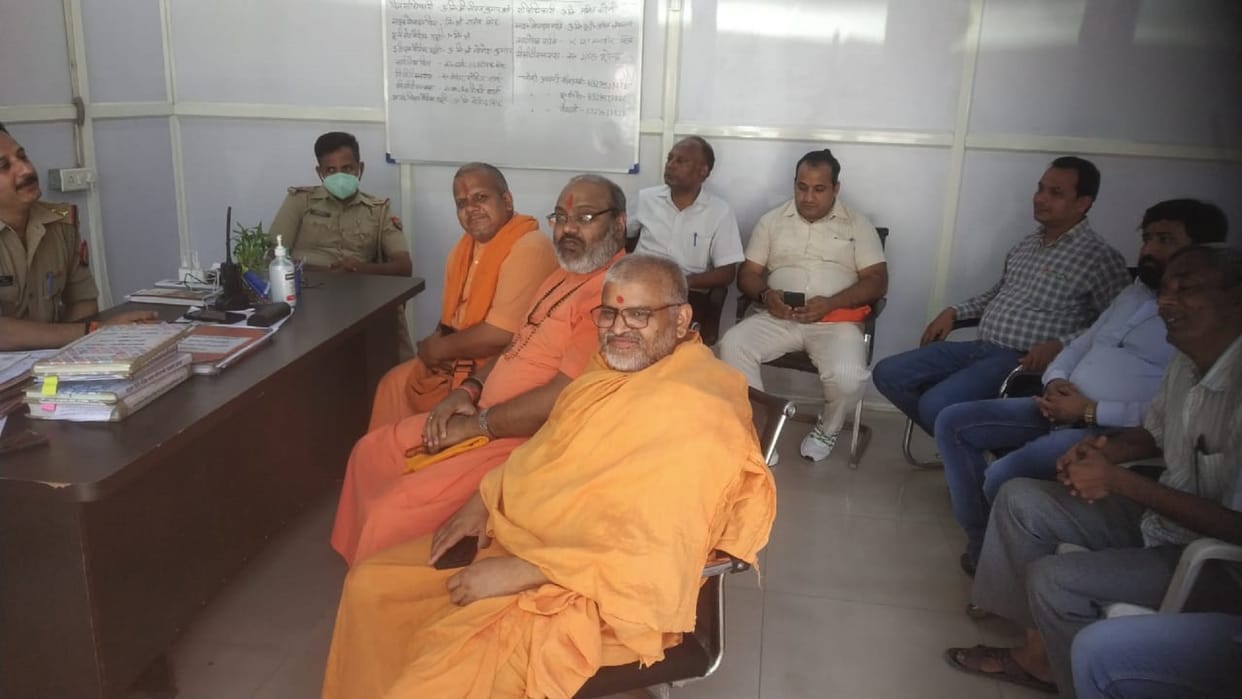 Yeti Narasimhananda stopped by Kaushambi Police on his way to Delhi