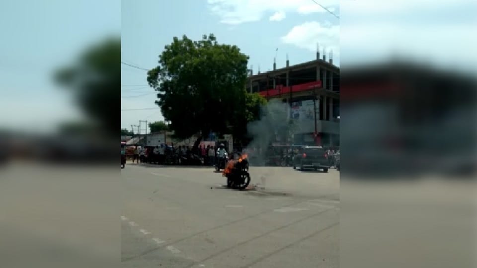 young man blow up bike after challan of motercycle in Lakhimpur Kheri