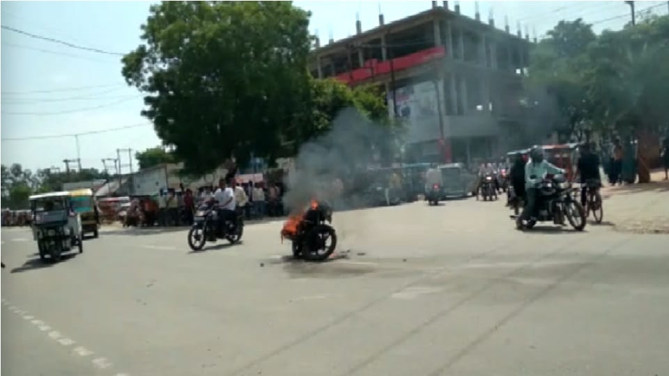 young man blow up bike after challan of motercycle in Lakhimpur Kheri