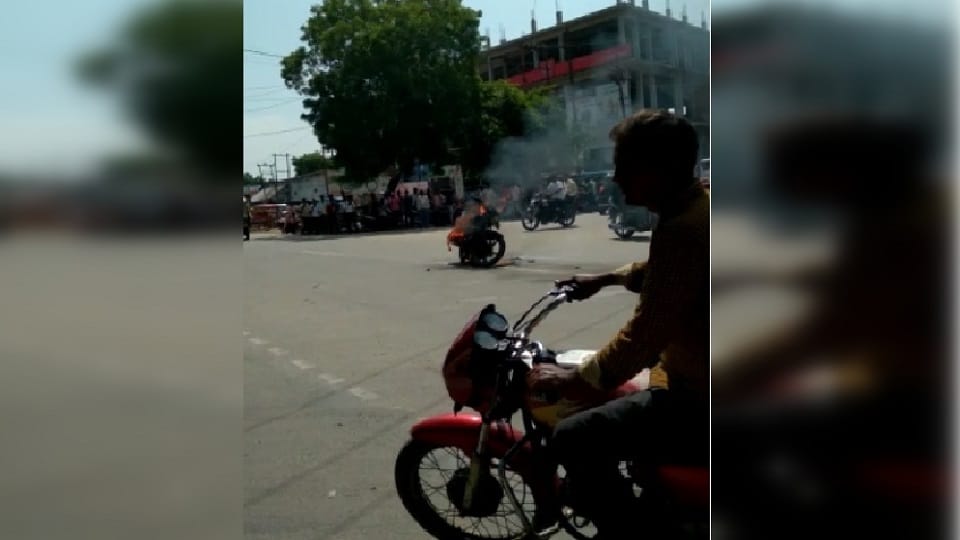young man blow up bike after challan of motercycle in Lakhimpur Kheri
