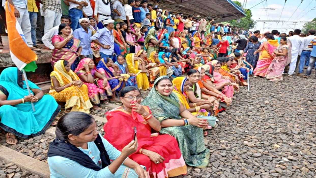 umaria rail roko Pradarshan warning in chandia road railway station