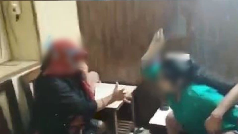 wife caught husband with girlfriend in hotel room and beaten with slipper in agra