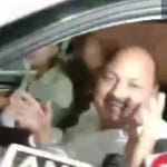 पटना एयरपोर्ट से बाहर आते दिनेश सिंह