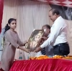 मेला श्रीदाऊजी महाराज में आयोजित युवा सम्मेलन में पूर्व सांसद राजेश दिवाकर को प्रतीक चिह्न देती