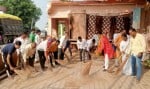 ताराजीवनपुर में झाडू लगाते भाजपा कार्यकर्ता। संवाद