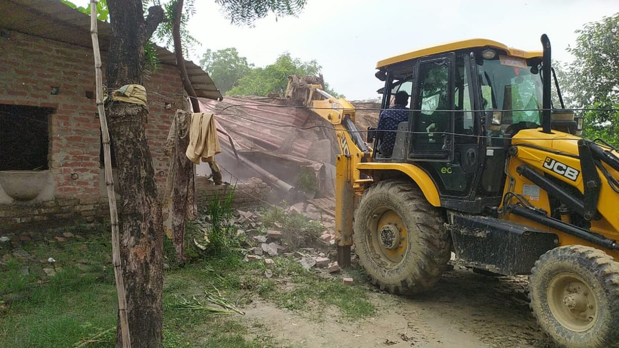 Administrations bulldozer Illegal construction of main accused of Adarsh murder case demolished