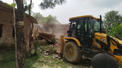 Administrations bulldozer Illegal construction of main accused of Adarsh murder case demolished
