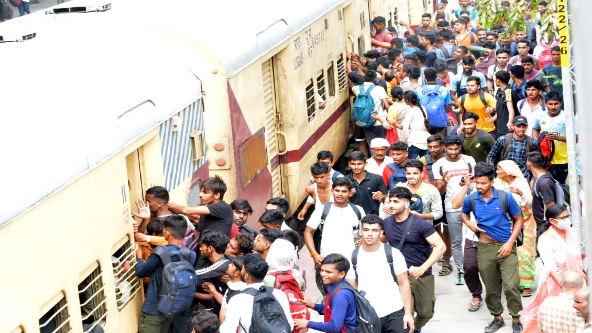 Agniveer Recruitment: youths ran on a muddy ground in Muzaffarnagar, broke some dreams
