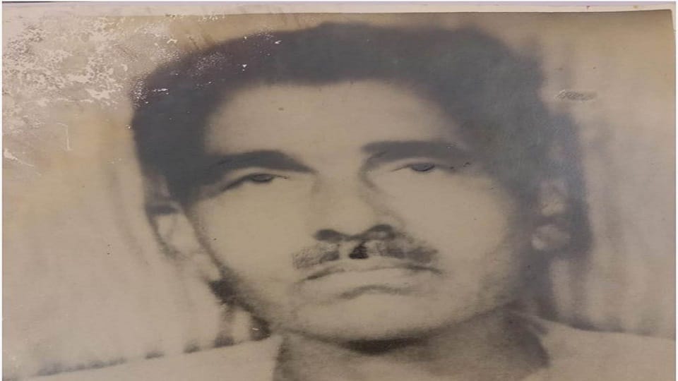 Ram Barat bomb was thrown on British collector Hardy in agra 82 years ago