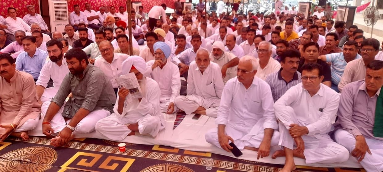 Strike continues against e-name system, agent will fast unto death from tomorrow