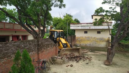Administrations bulldozer Illegal construction of main accused of Adarsh murder case demolished