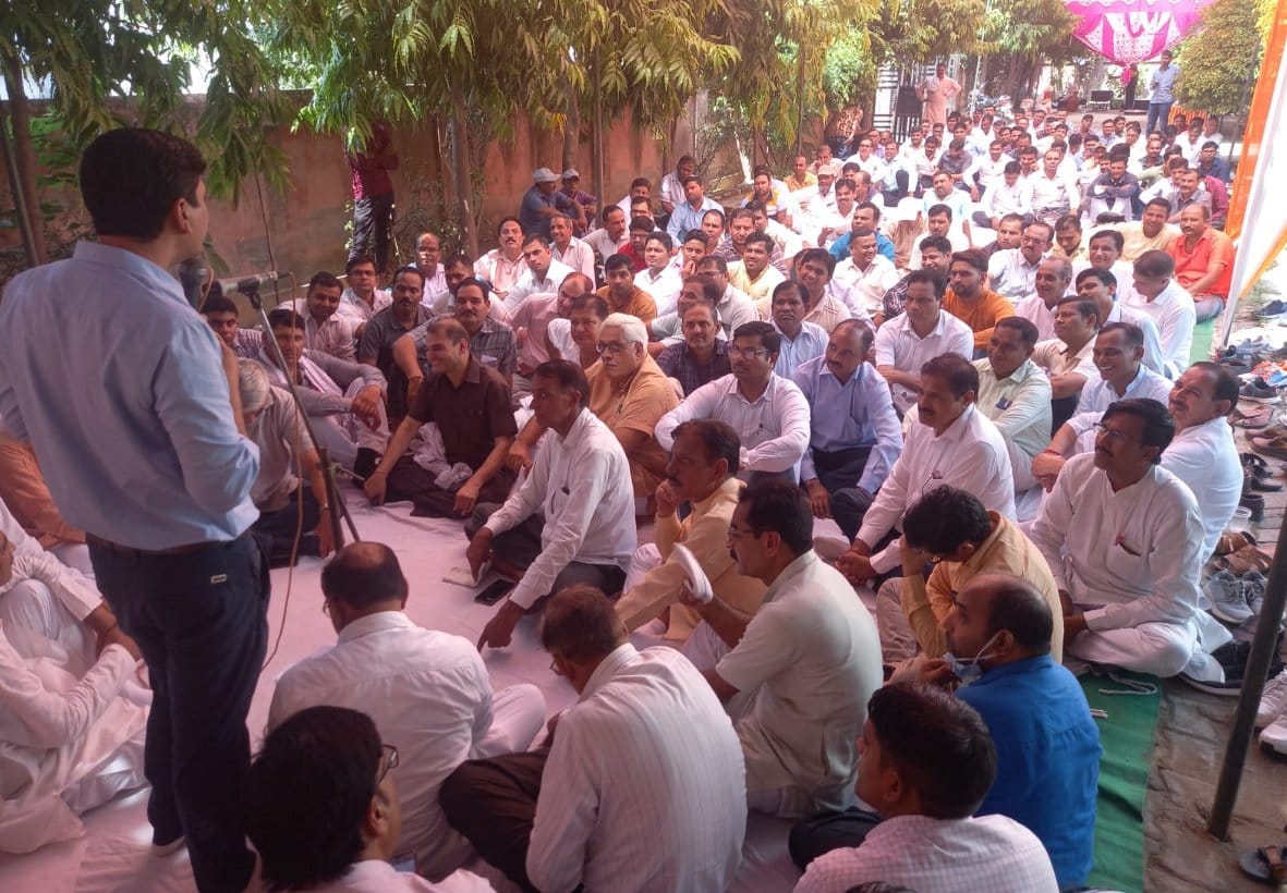 Teacher's union picketed at District School Inspector's office