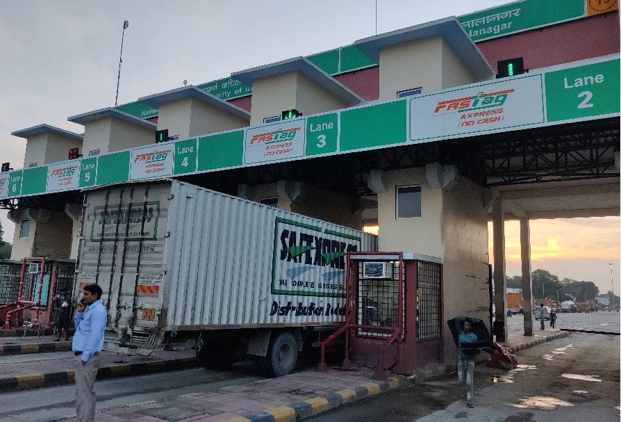 Huge ruckus at toll plaza in Bhadohi youths raged after automatic boom fell on car
