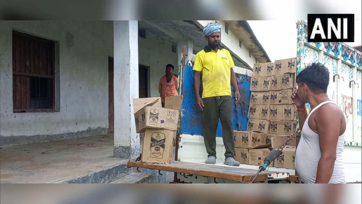 Bihar 140 cartoon illegal liquor recovered from government school investigation done by breaking the lock