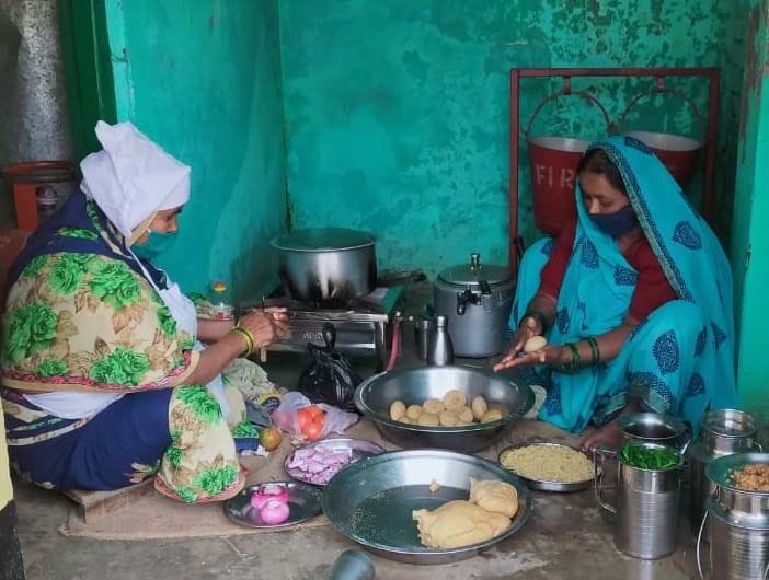 Those who cook food for hundreds every day, their children go hungry