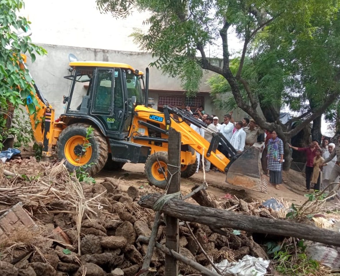Action: Bulldozer started in Baghpat, demolished 21 houses built on the pond