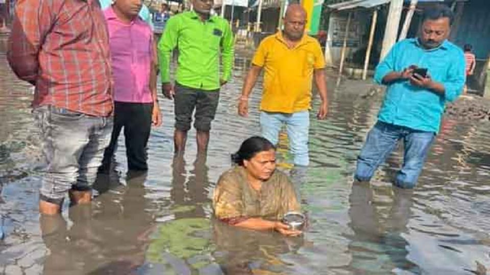 Congress Leader Deepika Pandey Took Water Samadhi Said Repair NH-133 Nishikant Dubey