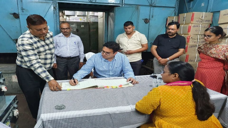 District Magistrate Navneet Chahal called a meeting in Agra regarding the problem of monkeys