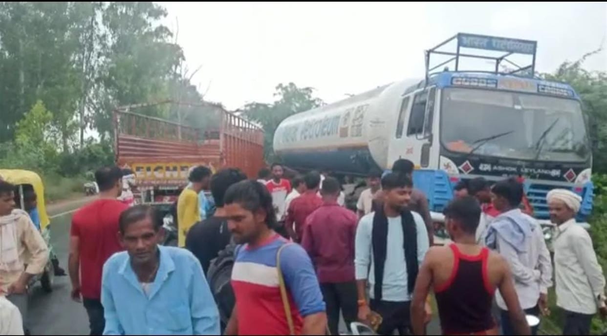 Hathras: LPG gas tanker and canter clashed, driver injured