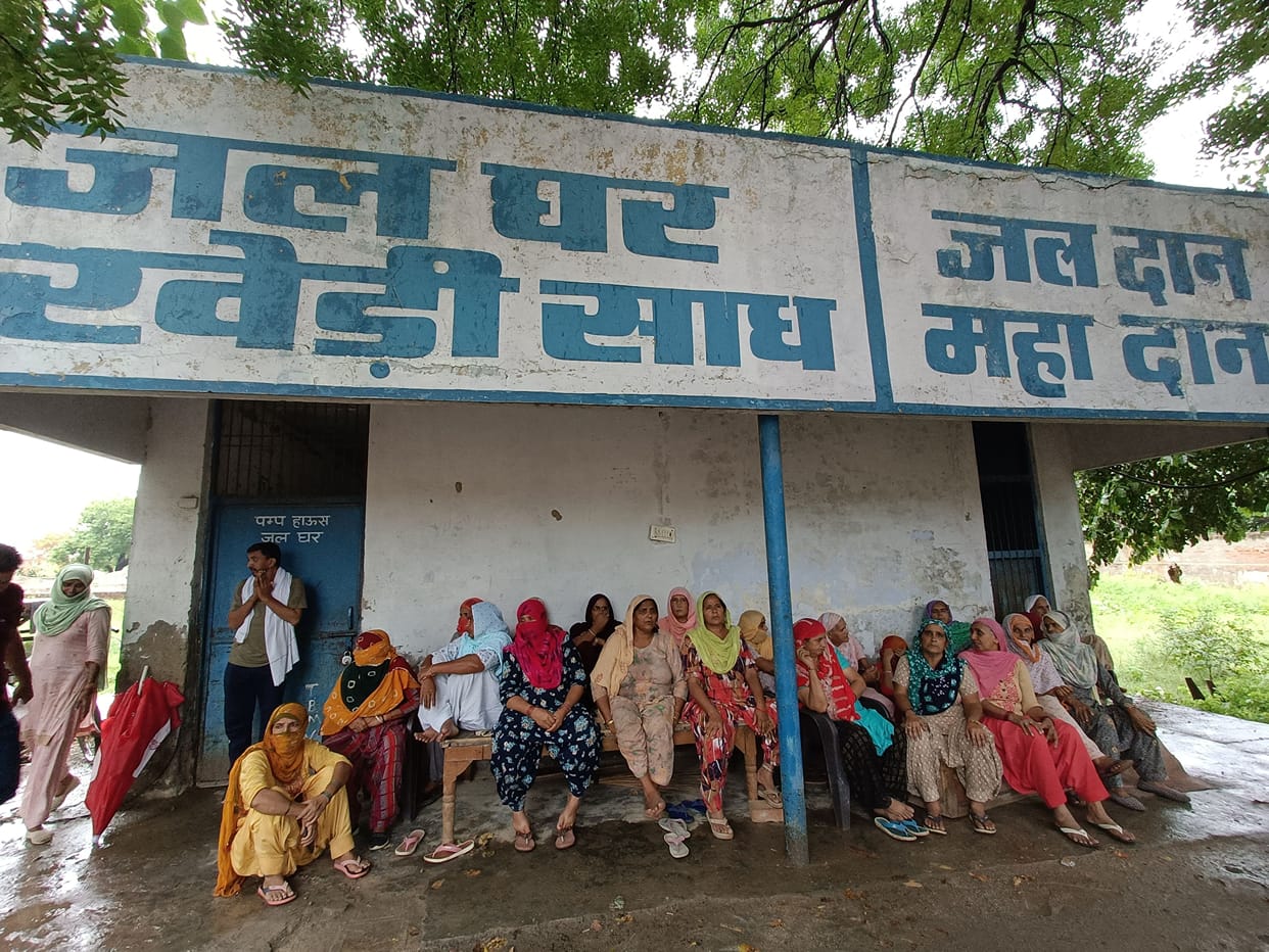 There was a break on the crossing of Amrit Project, the villagers kept three employees locked in the water house room for four hours
