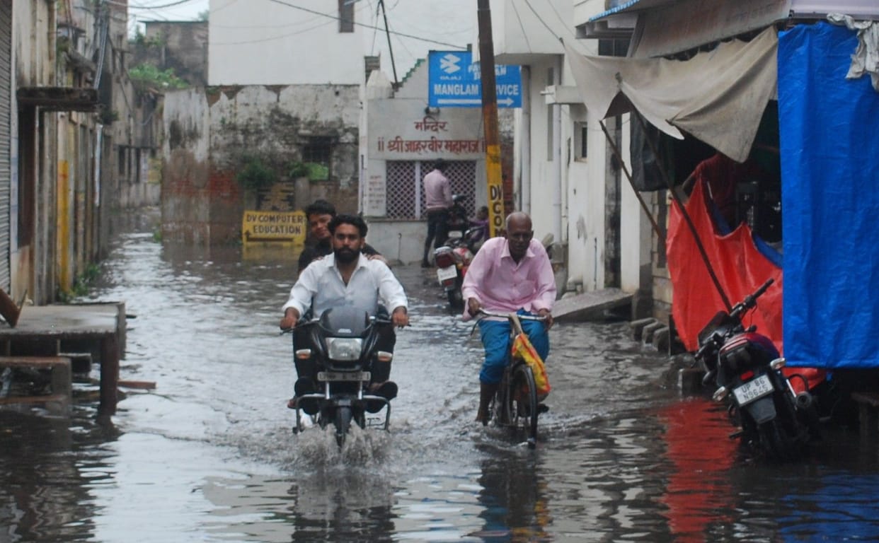 Hathras: Weather turned cold due to rain, water logging in the city
