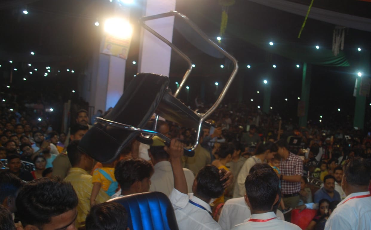 Hathras: Many times the crowd in the music conference became uncontrollable, chairs were thrown