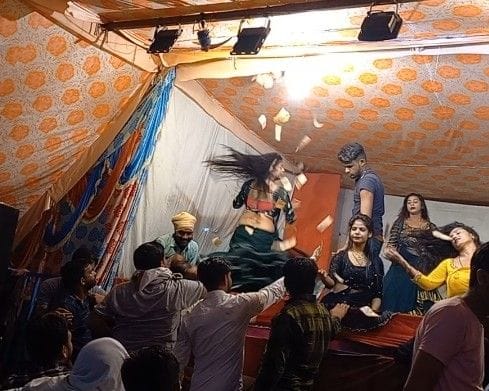 Hathras: Notes looted in variety show, show closed