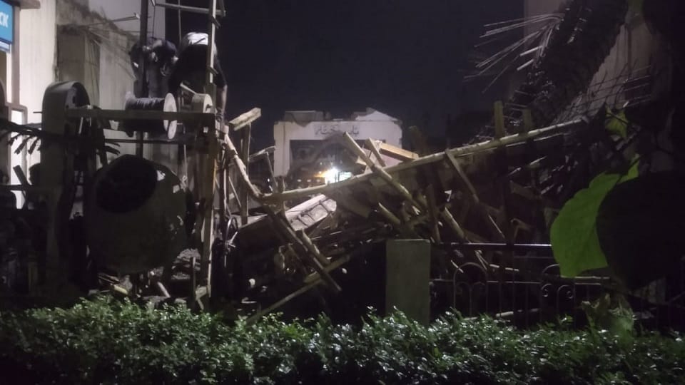 Under construction balcony of Islamia College collapsed in Gorakhpur two people buried rescue work underway