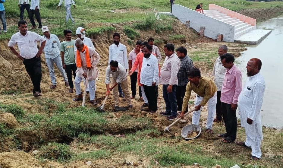 bjp workers cleaned amrit sarovar
