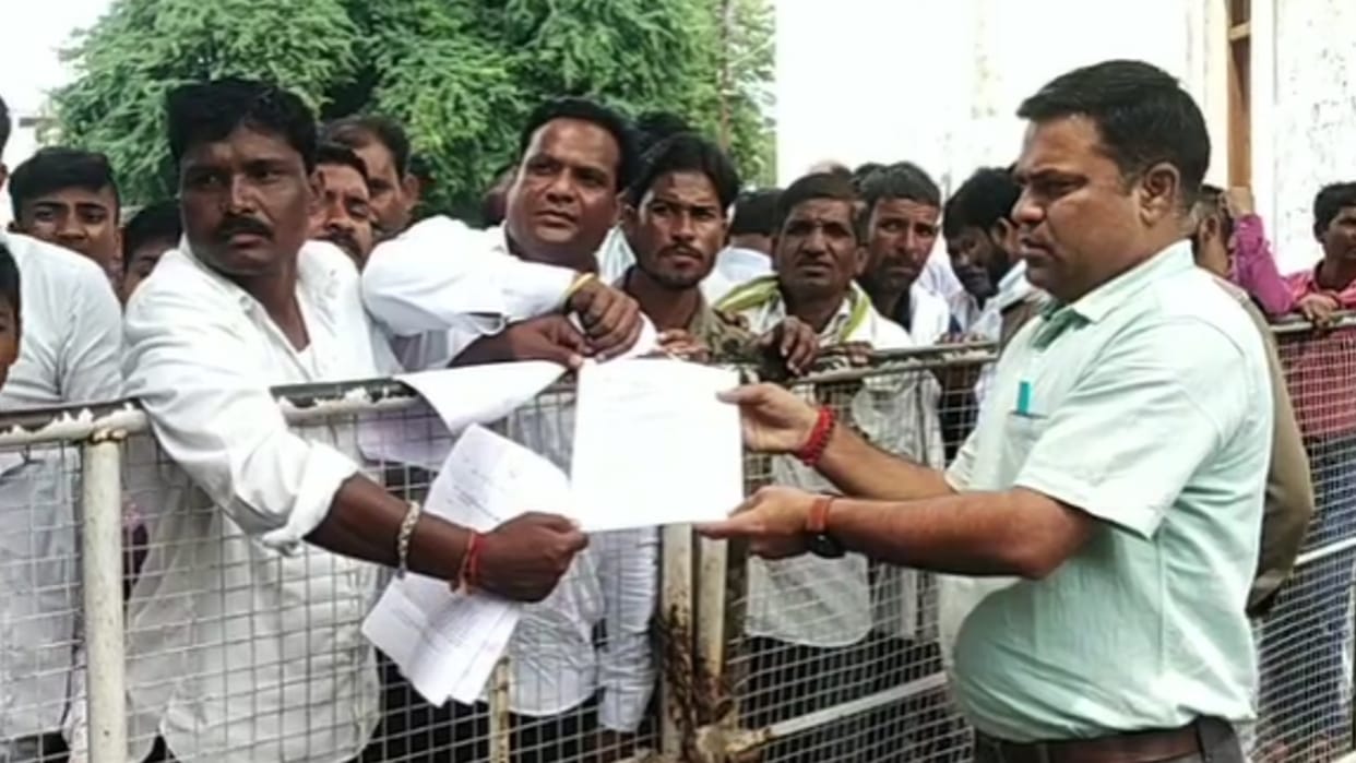 The unpaved road turned into mud, the students reached the collector with a complaint,