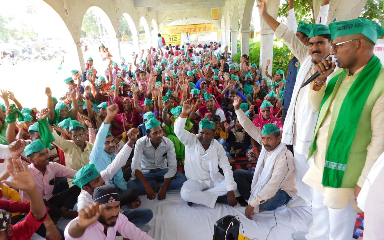 Demanded to register a murder case by protesting