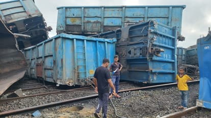 Goods train derailed in Sasaram Howrah-Delhi route disrupted Gaya to PDDU passengers wandering waiting