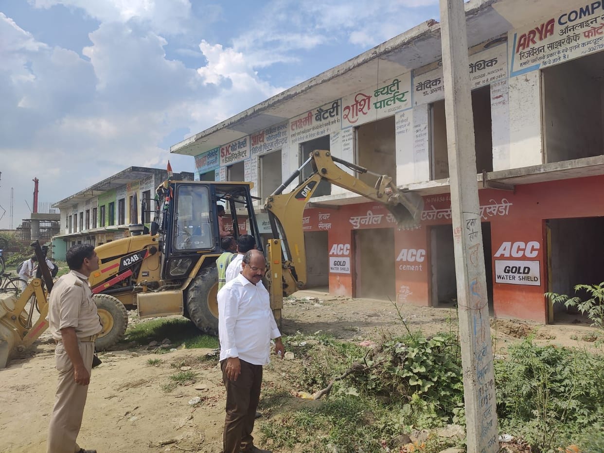 Bulldozers run at Lalukhedi bus stand shops