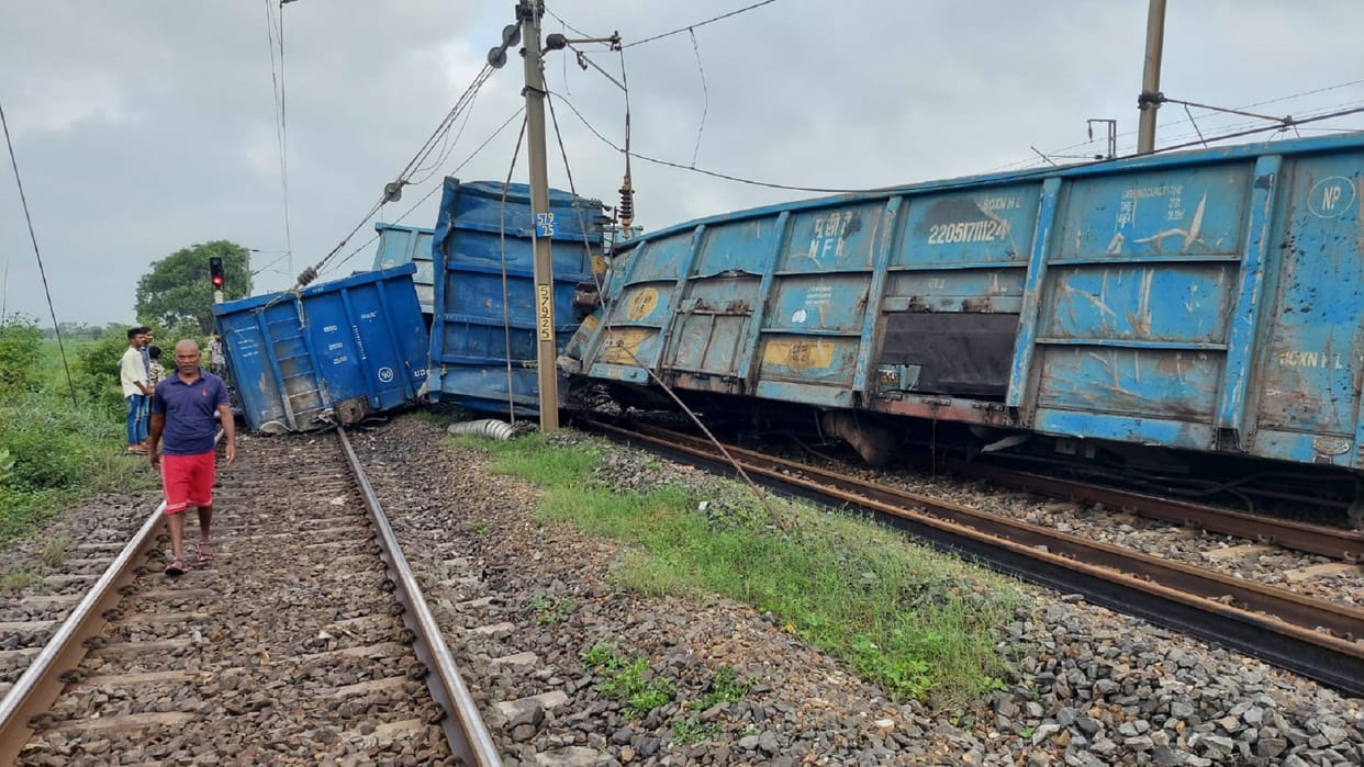 I photos 20 bogies of goods train going to Dhanbad derailed route of 14 trains changed