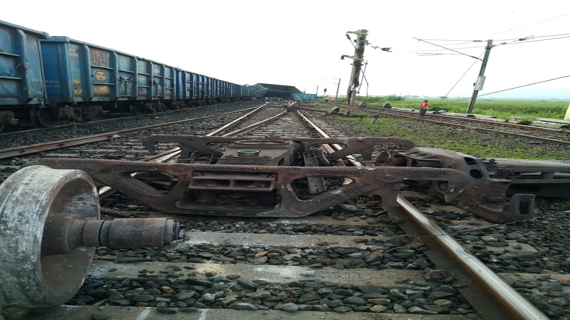 I photos 20 bogies of goods train going to Dhanbad derailed route of 14 trains changed