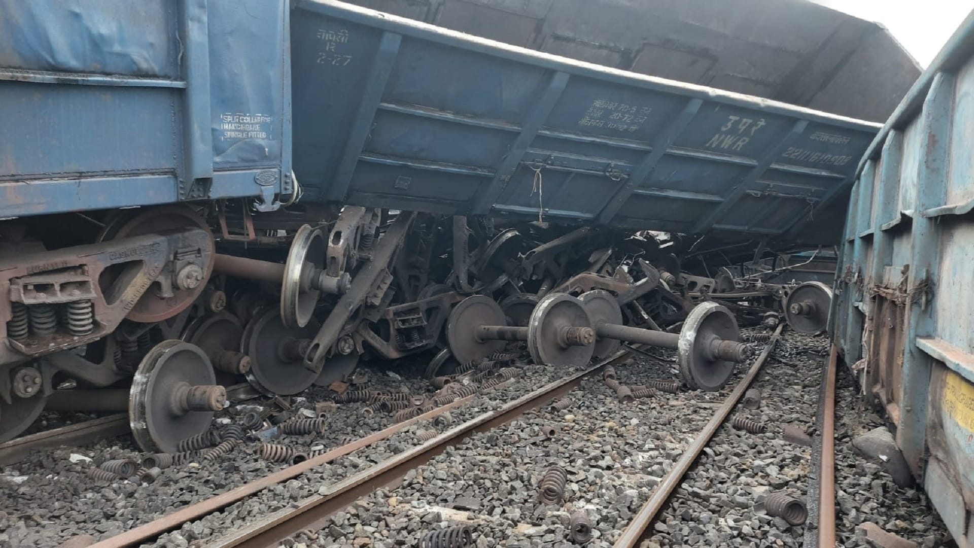 I photos 20 bogies of goods train going to Dhanbad derailed route of 14 trains changed