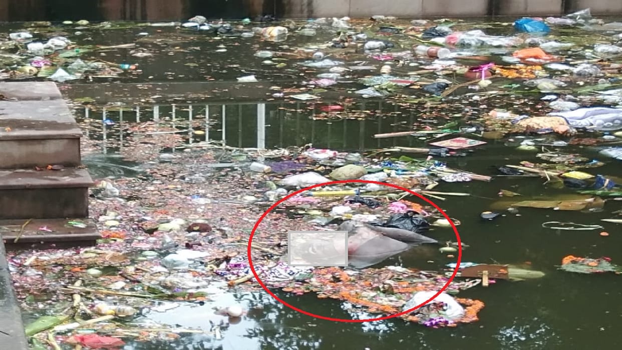 Dead Body Found In Varanasi Municipal corporation employees found dead body of a young man floating in Ganga