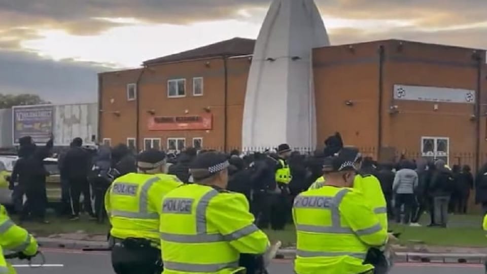 UK: crowd raised slogans of Allahu Akbar outside a temple in Smethwick
