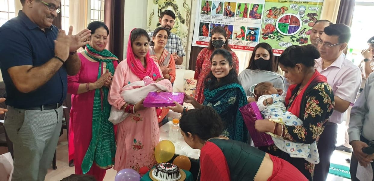 Deputy Commissioner cut cake on the birth of newborn daughters