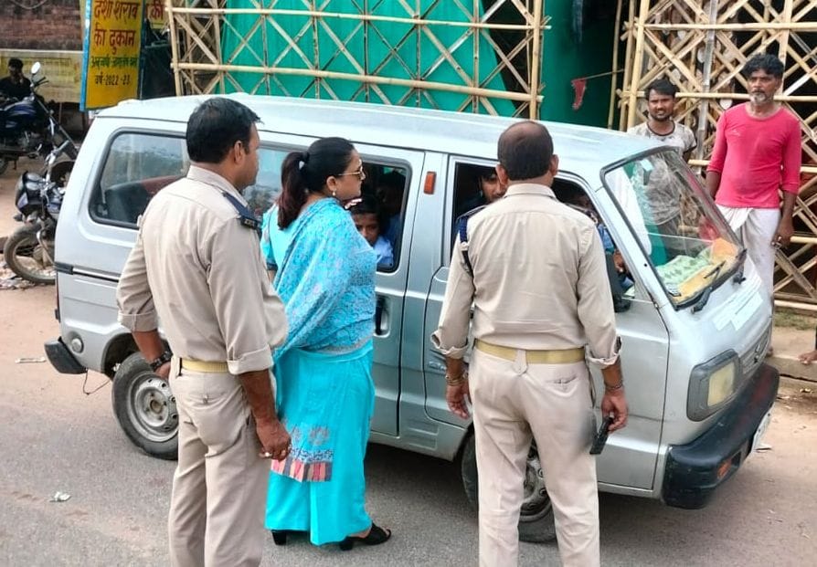 Kanpur Dehat: 20 school children found sitting in van, transport department officials seized the vehicle