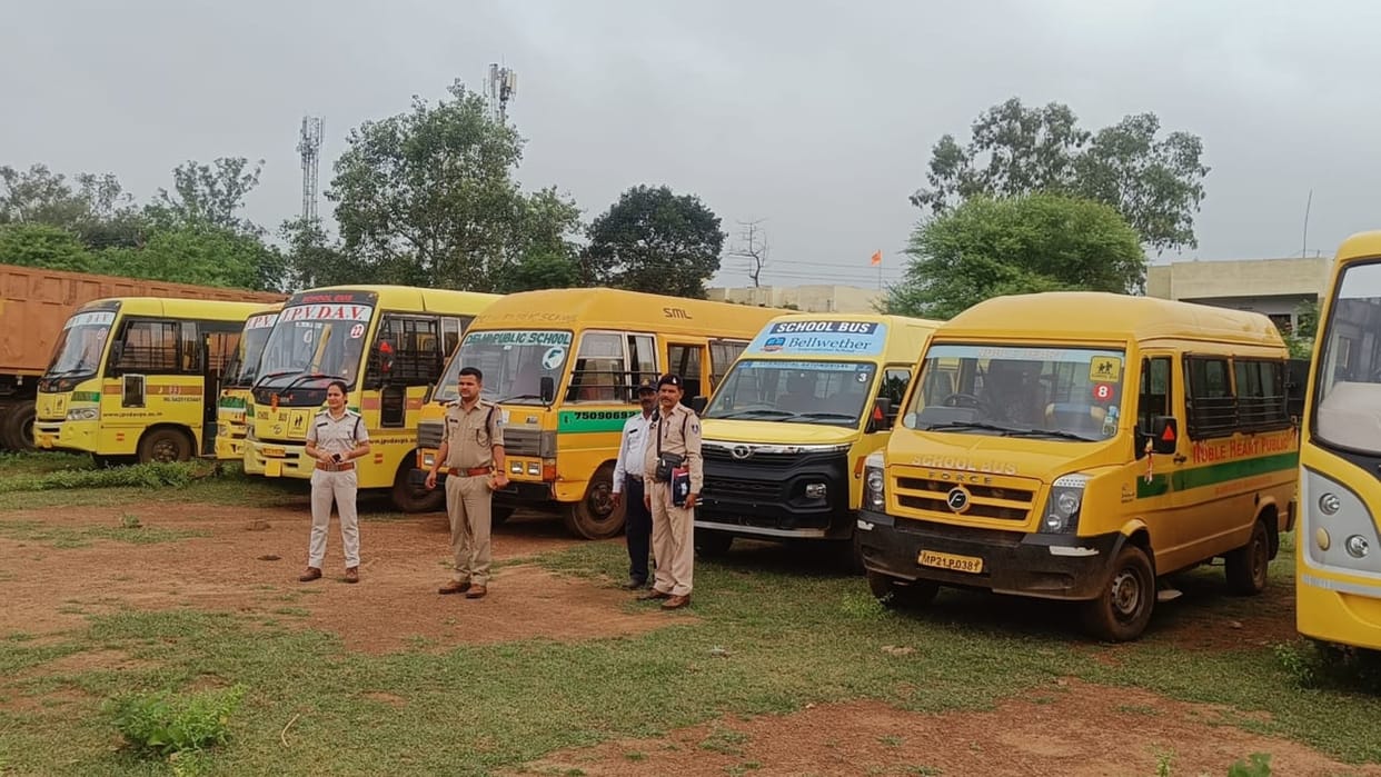 Disobeying the rules of the court was expensive, the traffic police caught 13 buses in katni