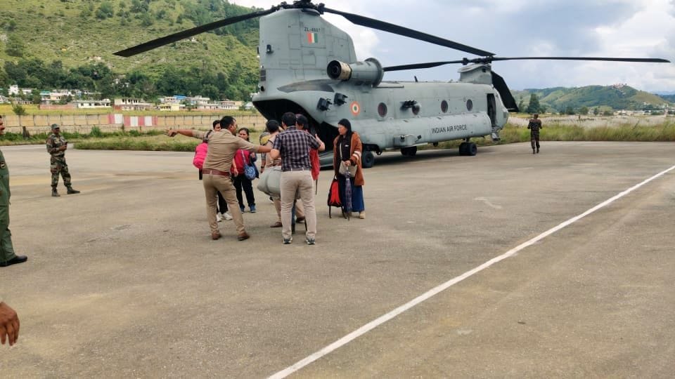 Rescued 62 people from three helicopters