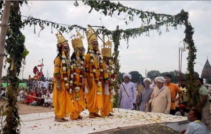 Ramnagar Ki Ramlila Bharat presented an example of sacrifice crowds of devotees gathered On 13th day